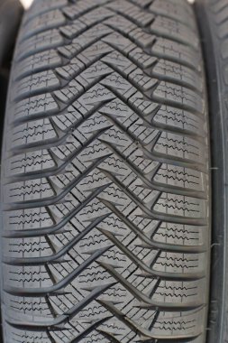 Araba lastikleri yolda..