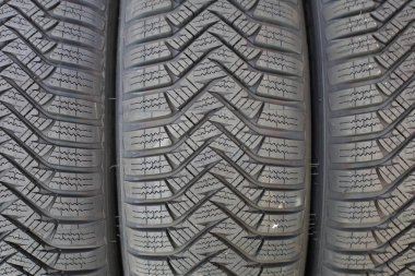 Araba lastiği arabada.