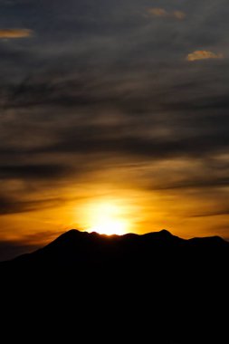 Kuzey Cascasus dağlarında gün batımı, kazalar