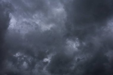 Yağmurda kara fırtına bulutları