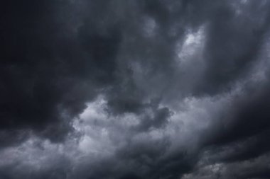 Gökyüzündeki kara bulutlar