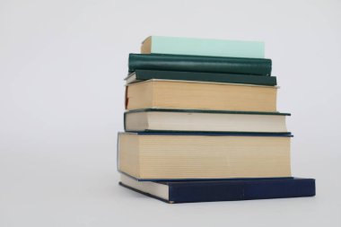 Beyaz arkaplan üzerine kitap yığını