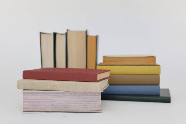 Beyaz arkaplanda izole edilmiş pek çok kitap.