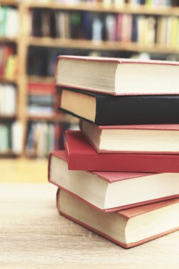 Kitaplar masanın üstünde..