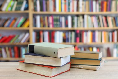 Kitap yığını ve bir kitap.