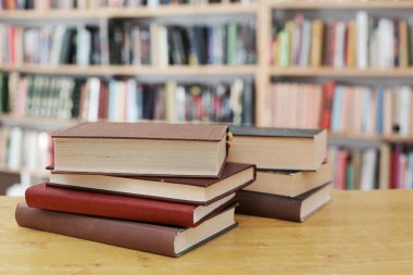 Kitaplar kütüphanede rafta.