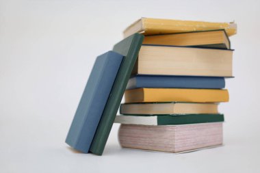 Beyaz arkaplan üzerine kitap yığını
