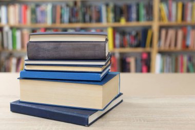 Tahta masadaki kitap yığını.