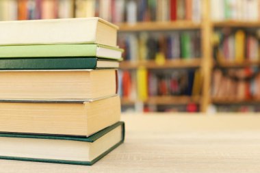 Kitaplar masanın üstünde.