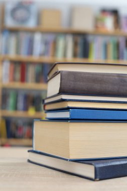 Kütüphanede yığınla kitap var. Eğitim konsepti. Boşluğu kopyala