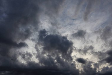 dramatik bir gökyüzü arkaplanı olan koyu bulutlar