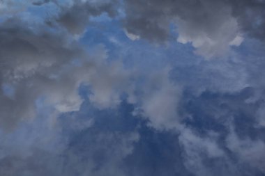 Gökyüzündeki kara bulutlar