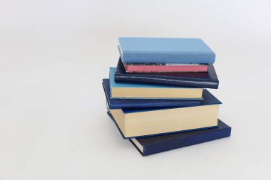 Beyaz arkaplan üzerine kitap yığını