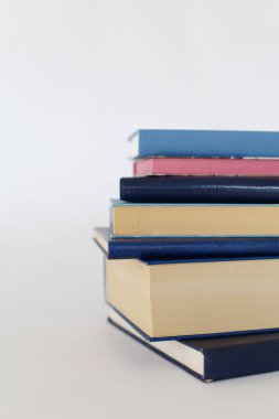 Beyaz masadaki kitap yığını