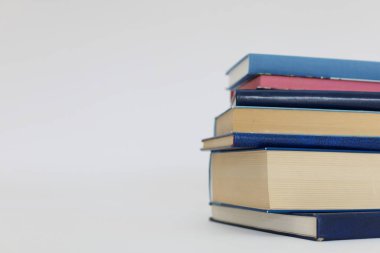 Beyaz bir arka plan üzerinde izole kitap yığını.