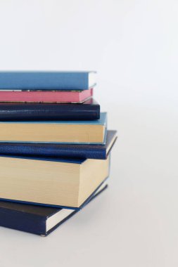 Beyaz arkaplan üzerine kitap yığını