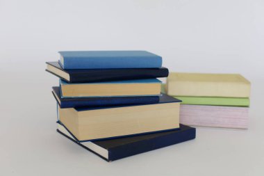 Beyaz arkaplan üzerine kitap yığını