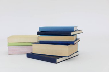 Beyaz arkaplan üzerine kitap yığını.