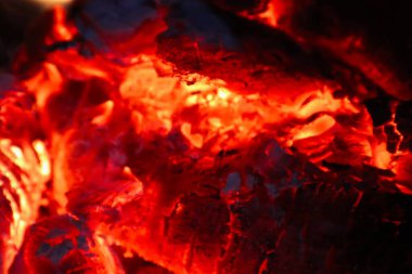 Kırmızı ateşin kızgın alevi. kırmızı sıcak kömür.