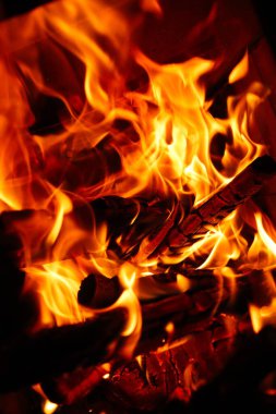 Siyah arkaplan ile yangın alevleri