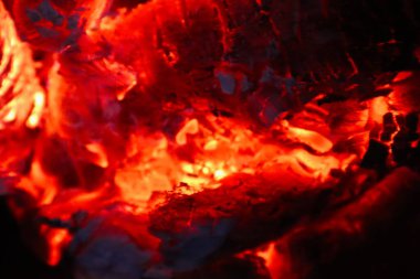 Şöminede yanan ateş