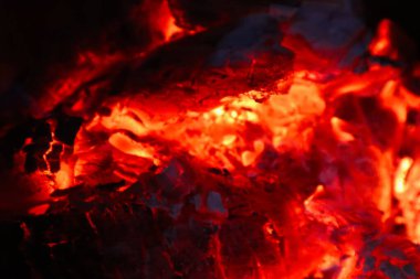 Gecenin karanlığında şöminenin üzerinde kırmızı bir ateş yanıyor. Yaklaş..