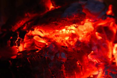 alevler siyah arkaplanda