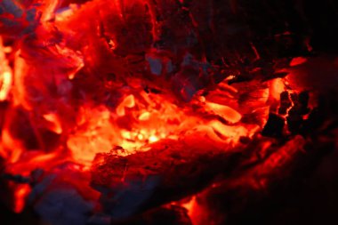 Yakıcı ateşe yaslanırlar.