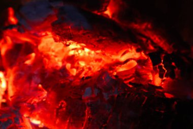 Karanlıkta ateş kömürü