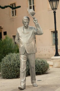 David 'in bronz heykeli, bir yay ve şapkayla