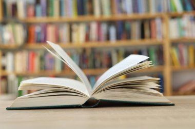 Kütüphanede masada kitap aç