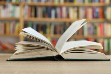 Tahta masanın üzerinde açık bir kitap