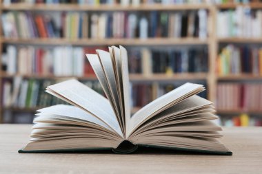 Kütüphanede kitap açık