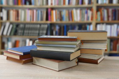 Kütüphanede bir yığın kitap