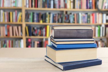 Kütüphanede bir yığın kitap