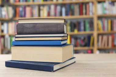 Masada bir yığın kitap