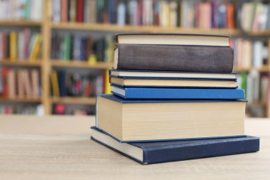 Kütüphanedeki masadaki kitap yığını. Metin için alan