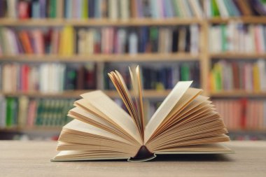 ahşap masa üzerine kitaplar