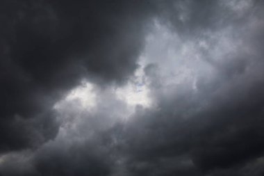 Gökyüzündeki kara bulutlar.