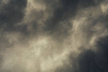 Akşam karanlığında dramatik fırtına bulutları