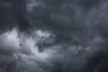 Karanlık bir gökyüzünde fırtına bulutları