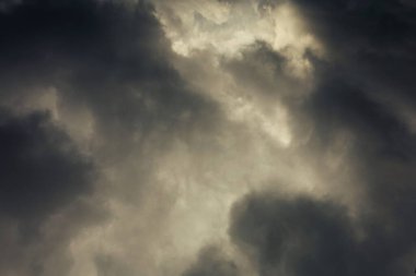 Gökyüzündeki kara bulutlar