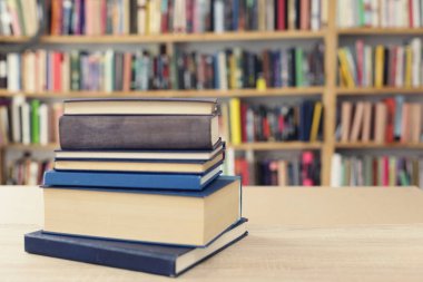 Kütüphanedeki ahşap raftaki kitaplar.