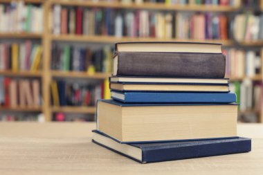 Tahta masadaki kitap yığını.