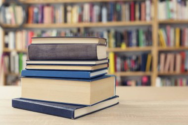 Kitapları kütüphanede masanın üzerinde aç. arka plan