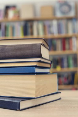 yığın kitap ahşap zemin üzerinde