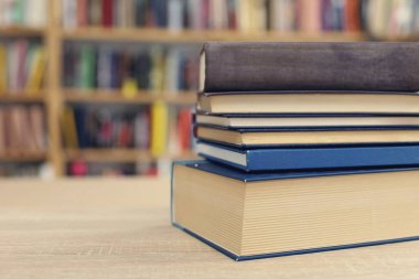 Ahşap rafta kitap yığını, eğitim ve öğrenim geçmişi