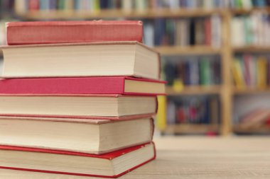 Kitaplı yığın ve bulanık arkaplan