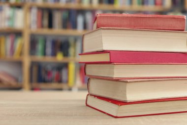 Kütüphanedeki masanın üzerinde kitap yığını