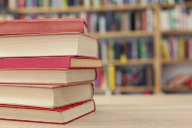 Tahta masadaki kitap yığını bulanık arkaplan, metin için boşluk